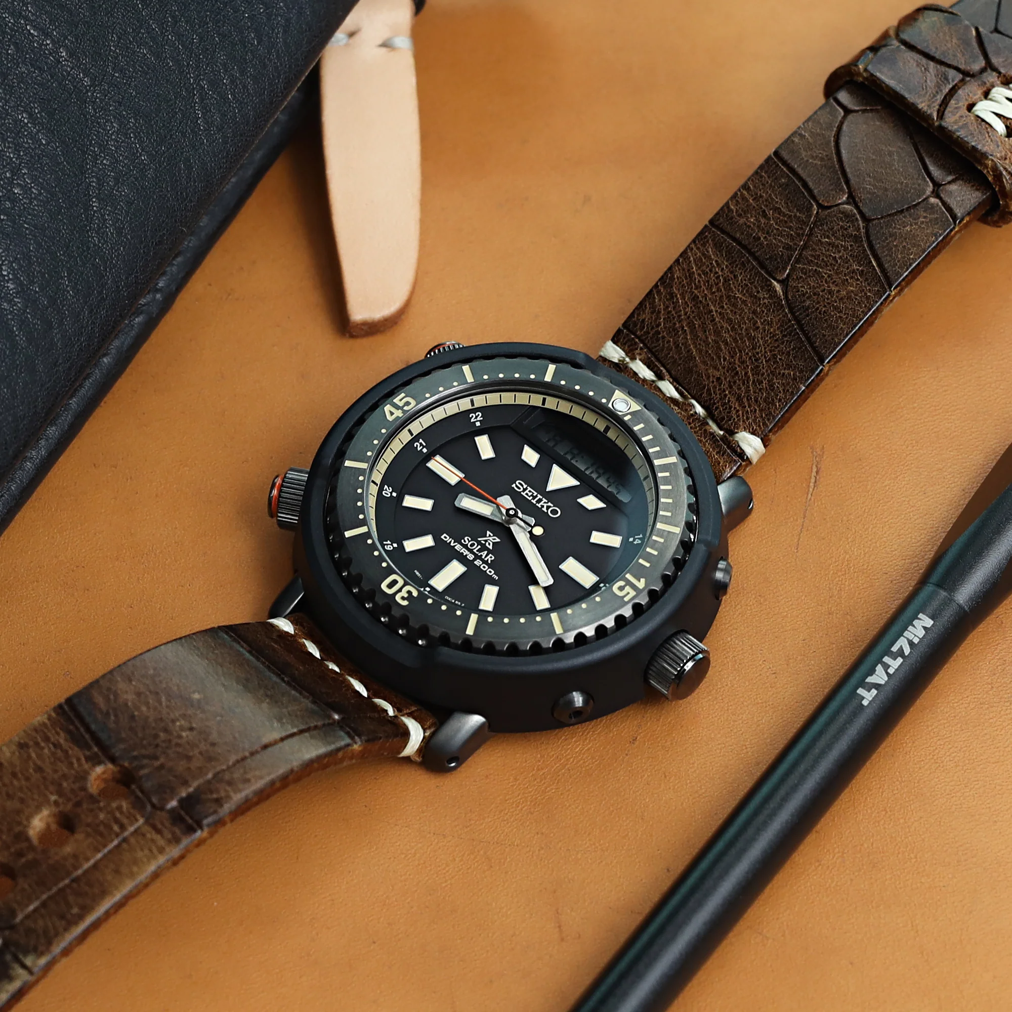 MiLTAT Zizz Collection 22mm Cracked Croco Dark Brown Watch Strap, Beige Stitching - Image 4