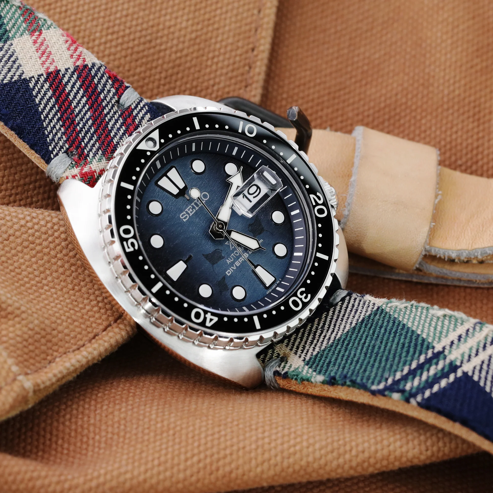 22mm MiLTAT Dundee Tartan Pattern Watch Strap, Grey Stitching - Image 3