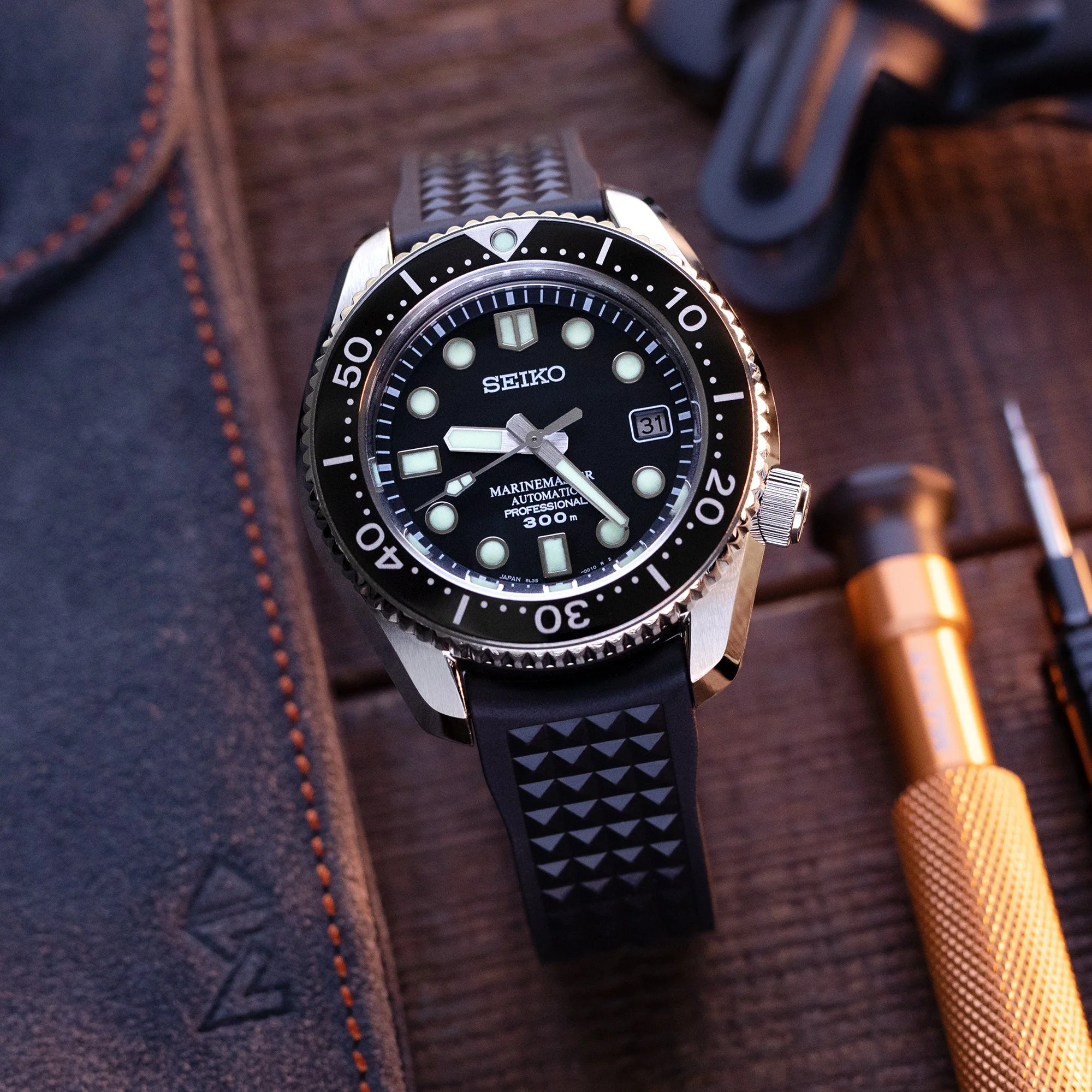 20mm Chaffle Resilient Curved End FKM Rubber watch strap, Black - Image 5
