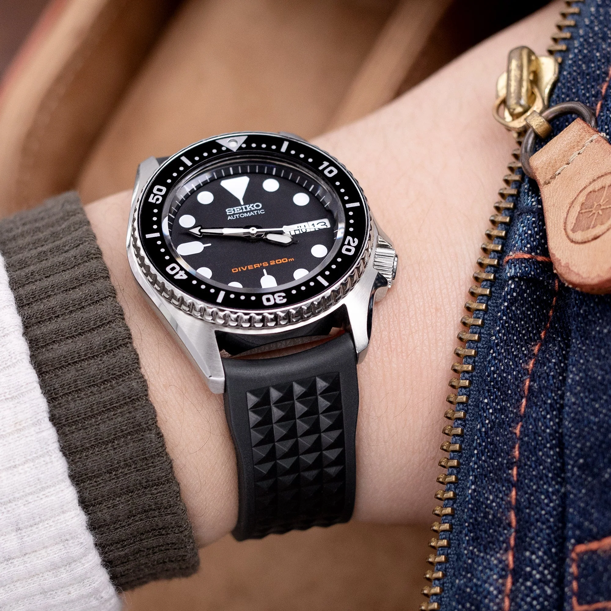 20mm Chaffle Resilient Curved End FKM Rubber watch strap, Black - Image 6